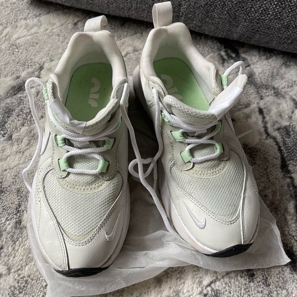 Nike Air Max in light green
Size: US 6 / UK 3.5 / CM 23 - Picture 5 of 7